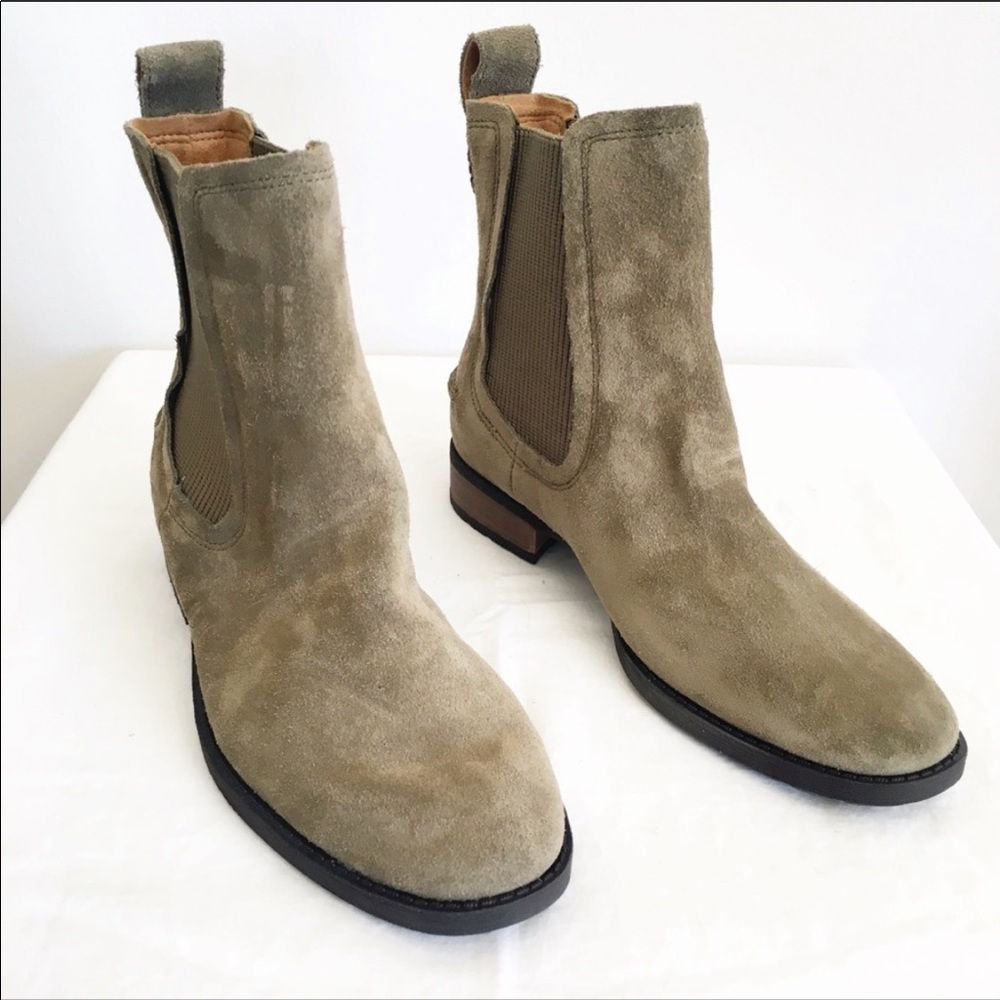 NWOB Ugg Hillhurst Boot Size 5